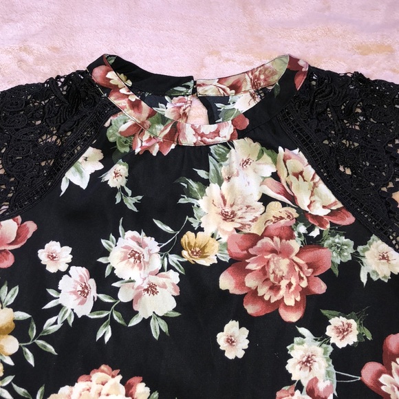 Floral Loose Top - Picture 2 of 4